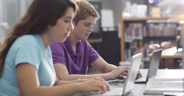 Étudiants qui apprennent à l'aide des technologies