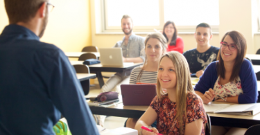 Enseignant de dos devant une classe universitaire