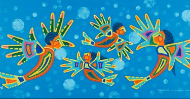 Trois oisillons apprenant à voler. avec leur mère. Illustrations symboliques.