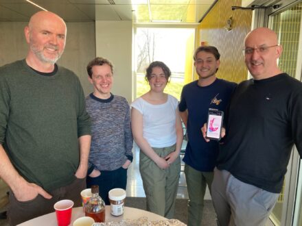 cinq personnes lors du lancement du manuel