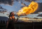Homme qui crache du feu.