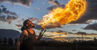 Homme qui crache du feu.