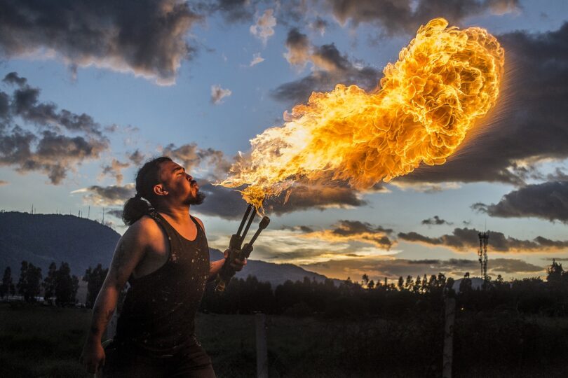 Homme qui crache du feu.